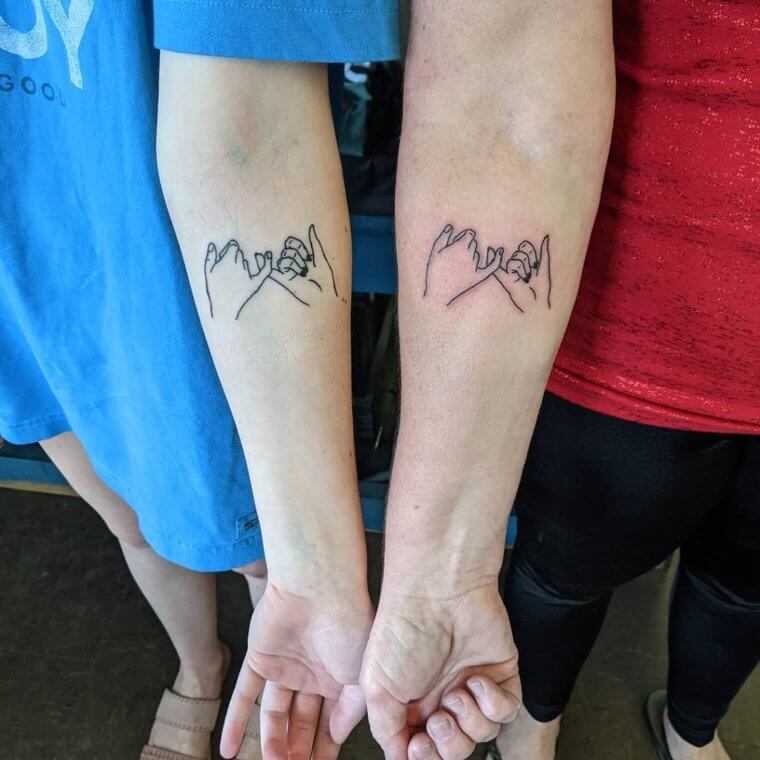 A Pinky Promise Tattoo Binds This Mother and Her Child